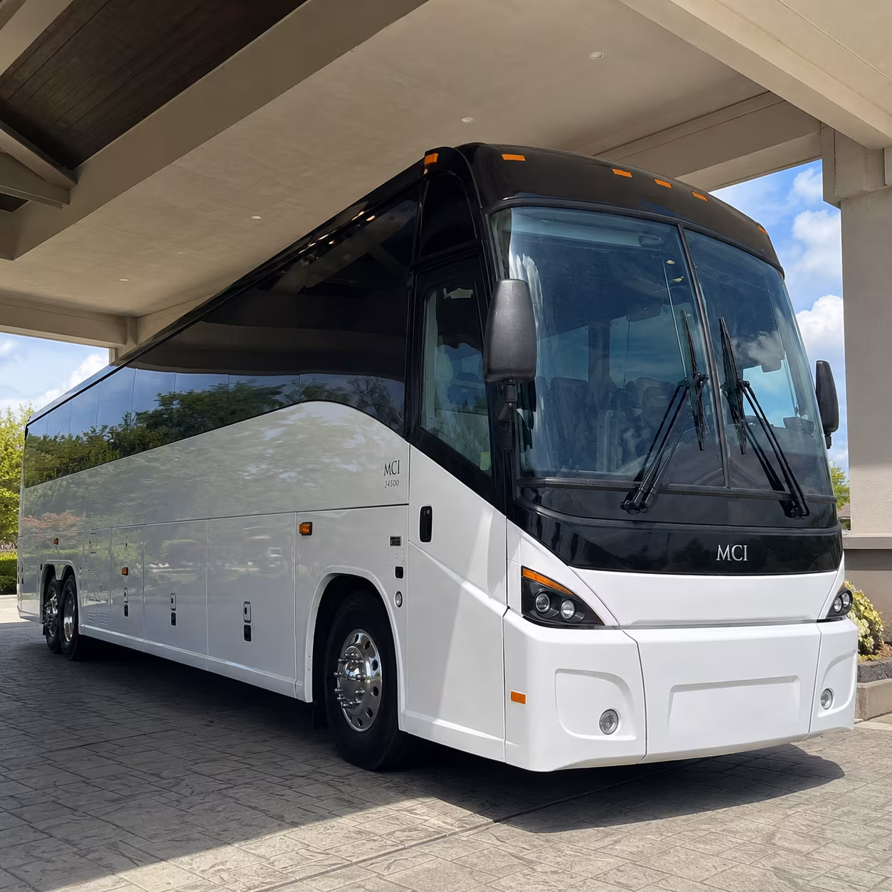 shuttle buses for the i 35 commute between new braunfels and san antonio
